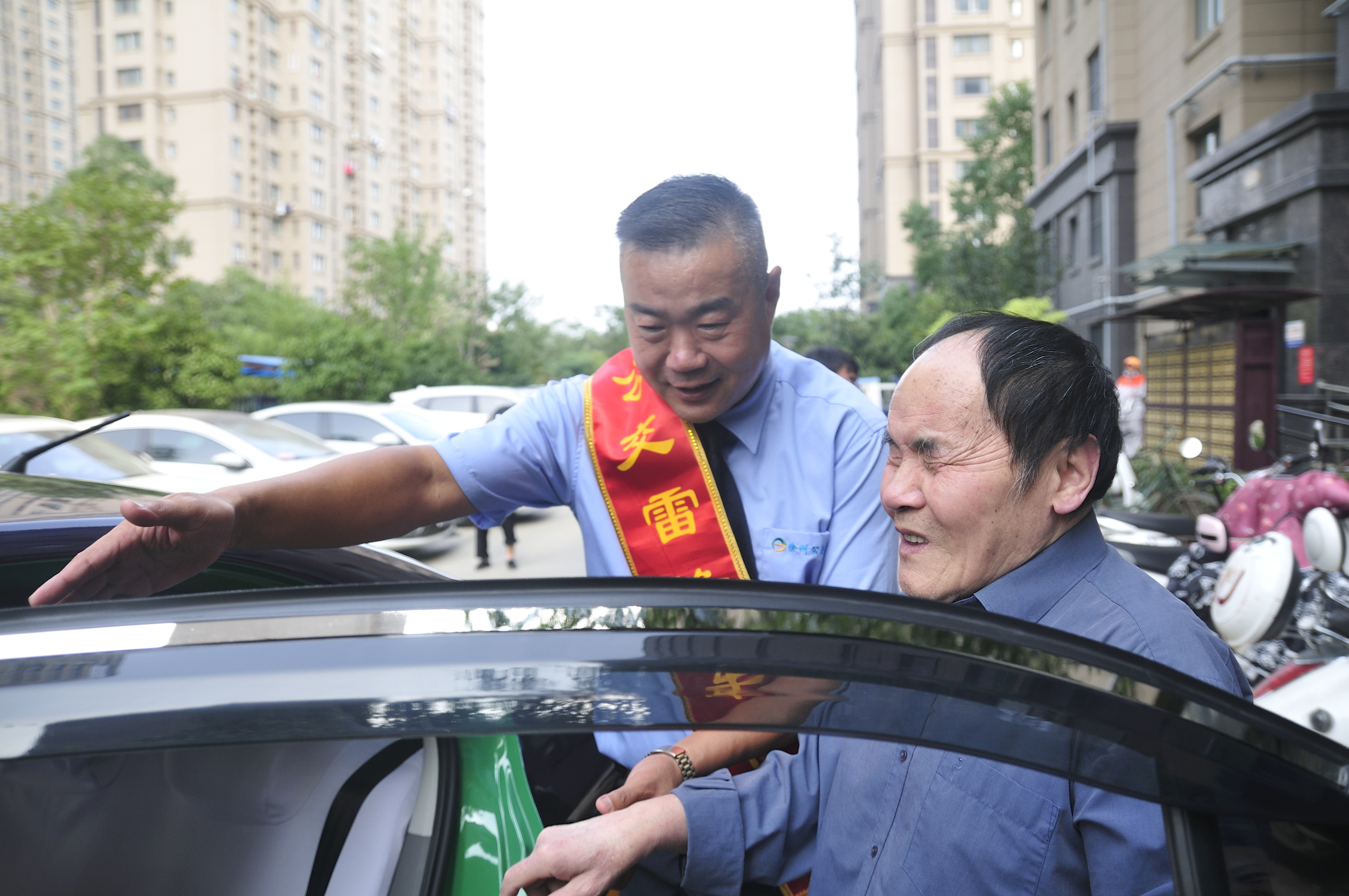 雷锋车队惠民生  两在两同守初心 