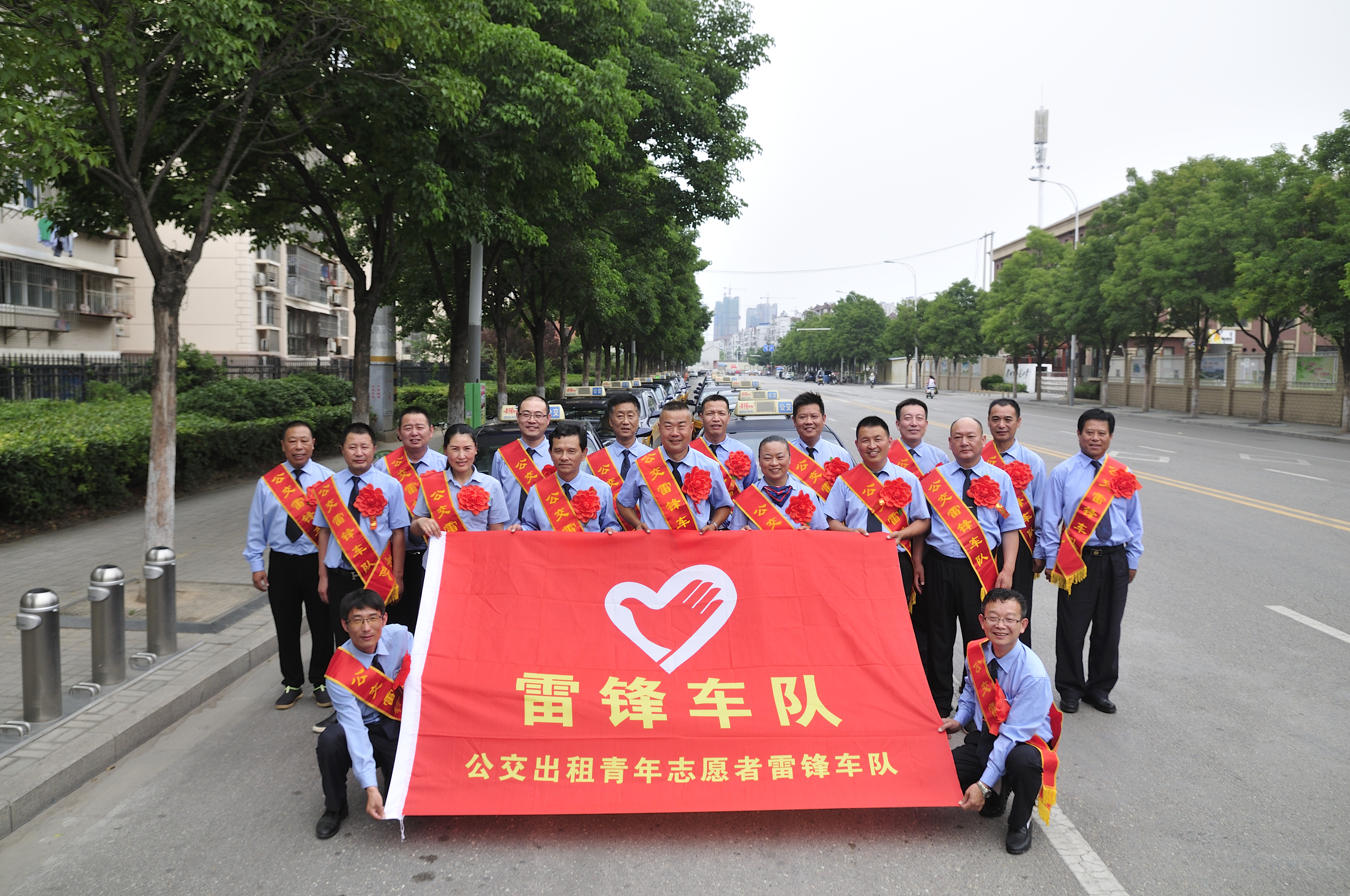 yp街机集团出租汽车“雷锋车队”喜获江苏省 “学雷锋运动示范点”荣誉称呼